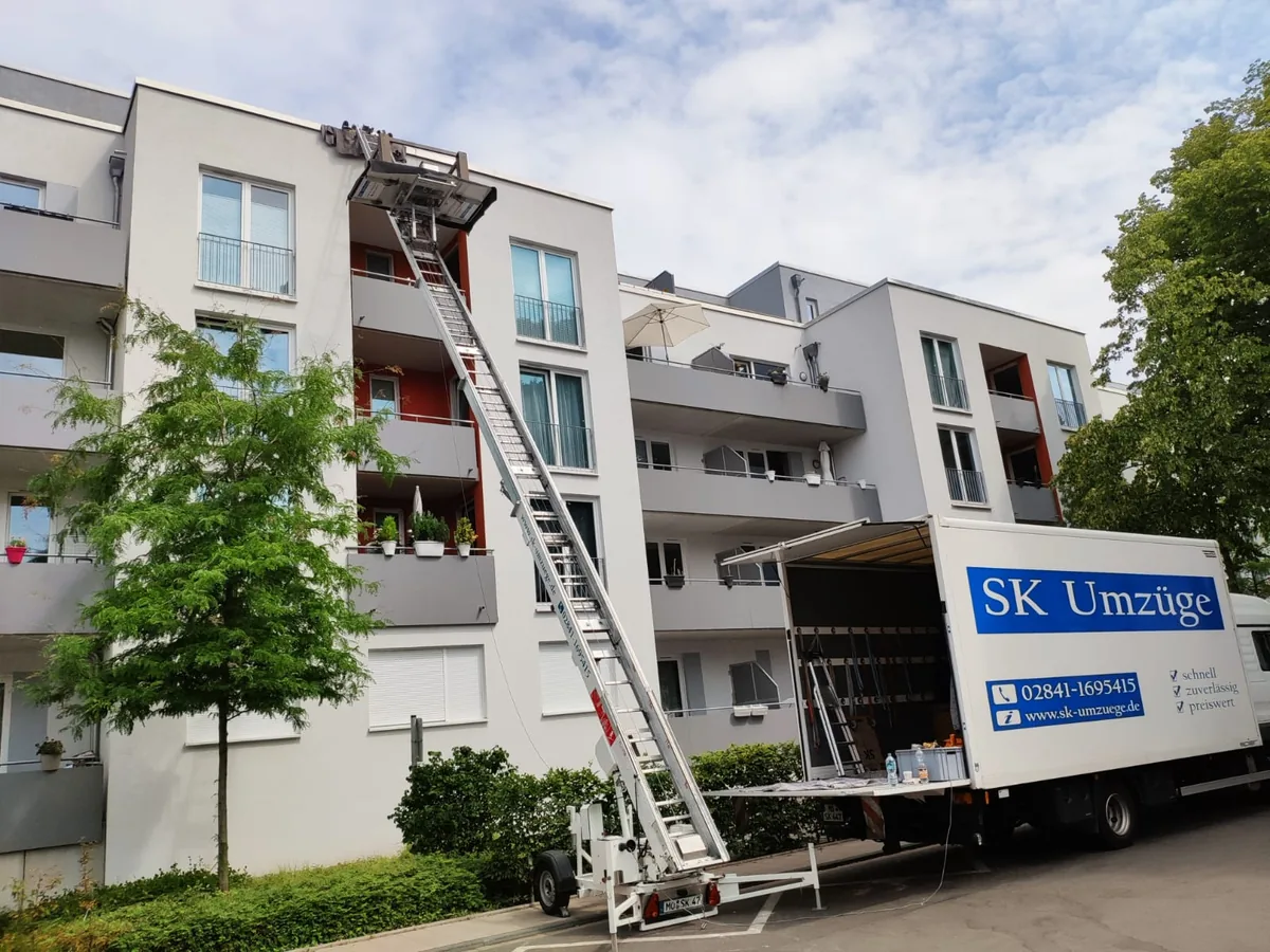 Außenaufzug von SK-Umzüge an einem Wohngebäude mit Umzugswagen