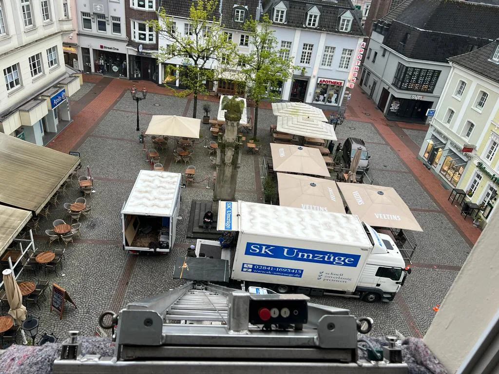 Außenaufzug-Einsatz von SK-Umzüge mit Umzugswagen in einer Innenstadt